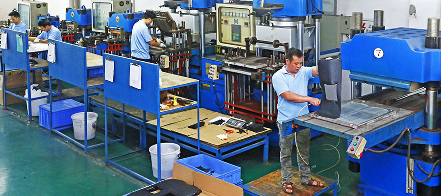 橡胶制品制造 森拓公司硫化车间配备七台模压机器和2台射出机器,最大